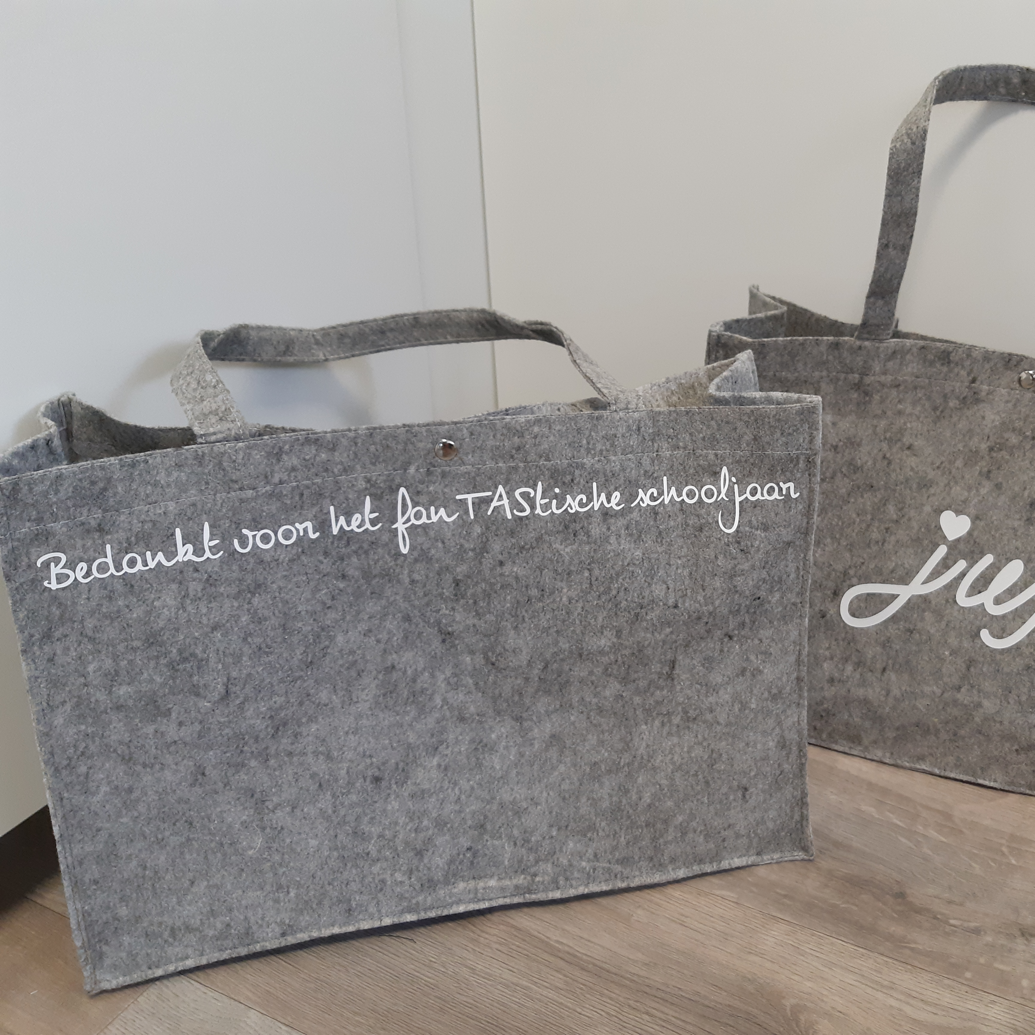 Vilten tas met naam van juf