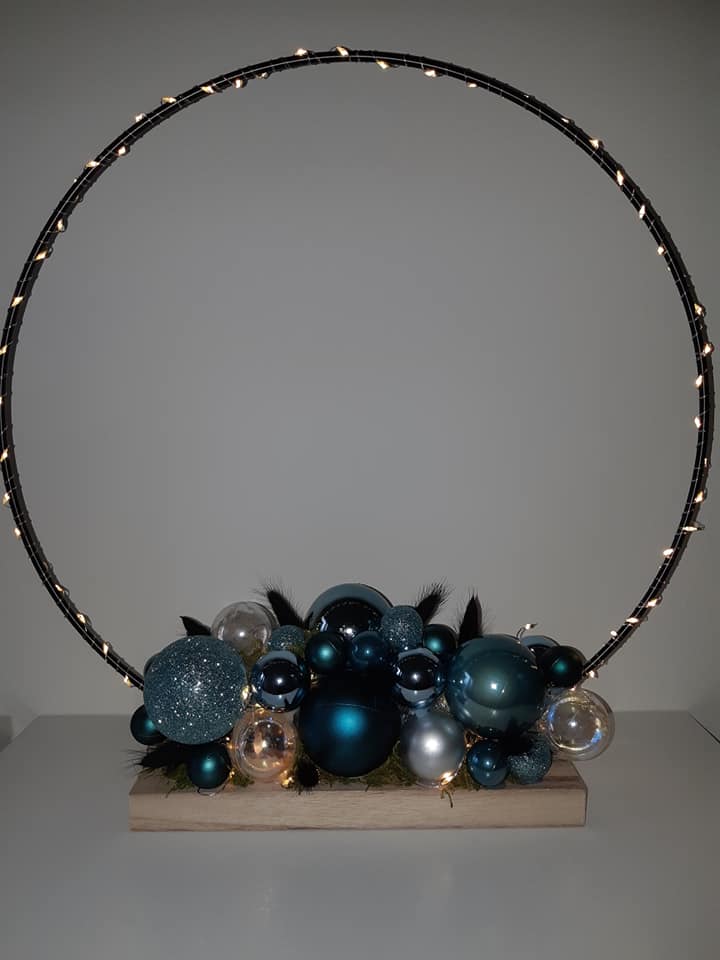 hoepel met kerstballen blauw