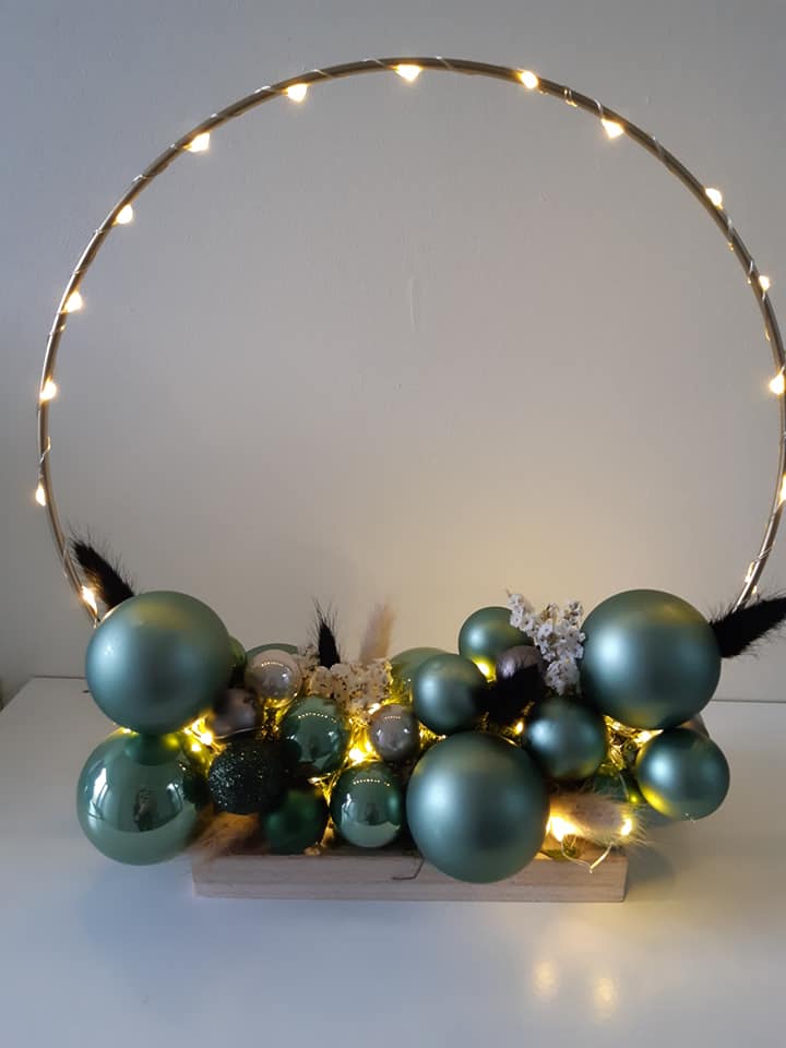 hoepel met kerstballen groen
