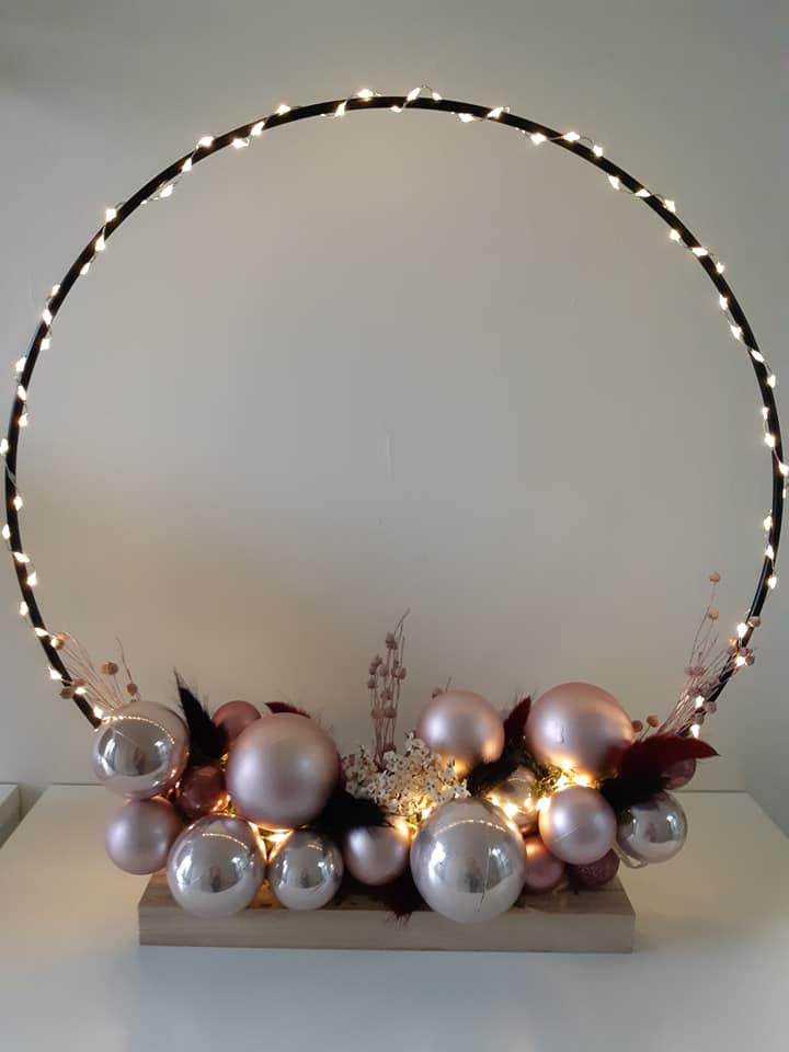 hoepel met kerstballen rose