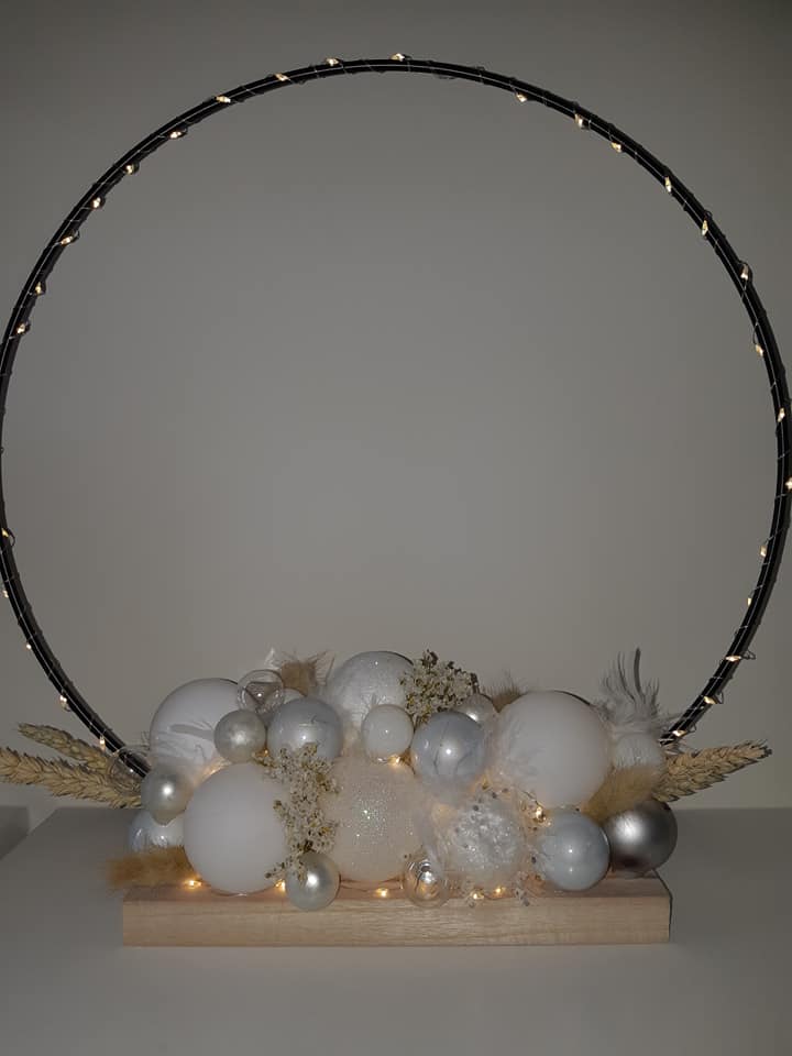 hoepel met kerstballen wit